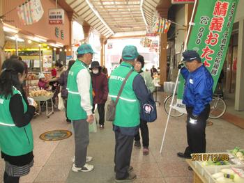 寺町通り商店街での認知症声かけ訓練の様子